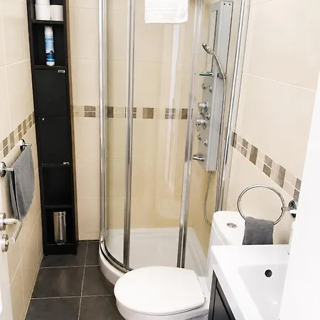 Lovely Apartment, Great Location! *